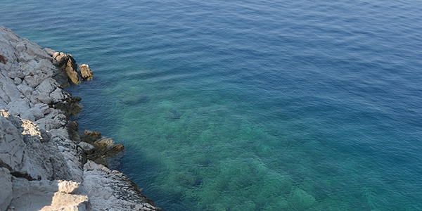 Overhanging cliff the sea 