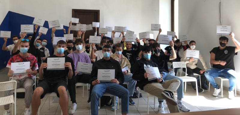 the outcomes of the last activities ragazzi con cartello in mano