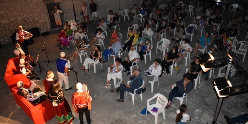 Workshop on Folk Music people watch a show