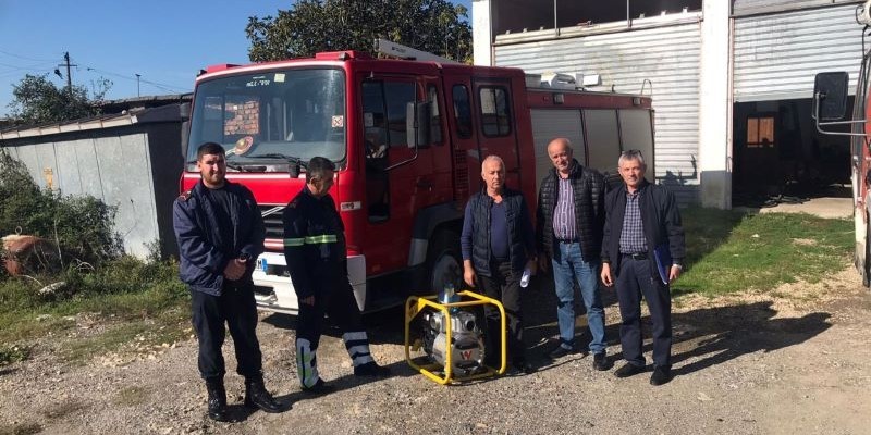 firefighters, fire truck