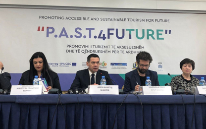 communication activities about the project P.A.S.T.4Future people behind a table