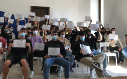 the outcomes of the last activities ragazzi con cartello in mano