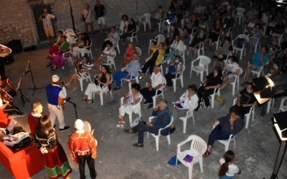 Workshop on Folk Music people watch a show