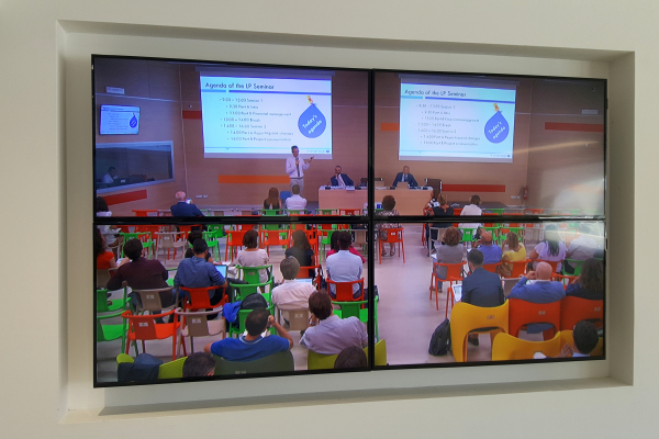 Set of screens broadcasting the seminar