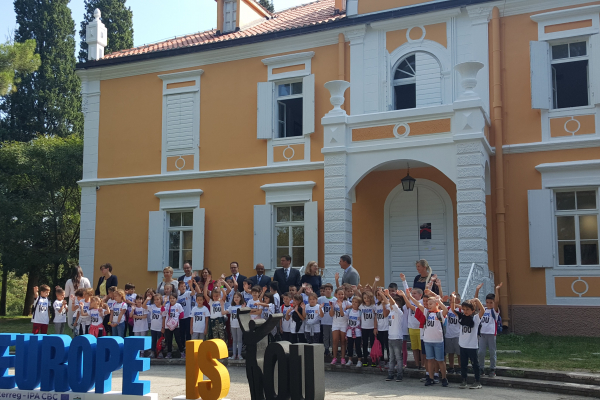 children in front of Petrovic Palace