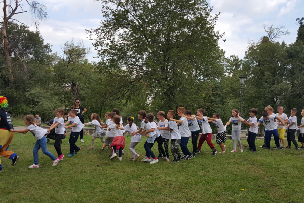 children running in a row